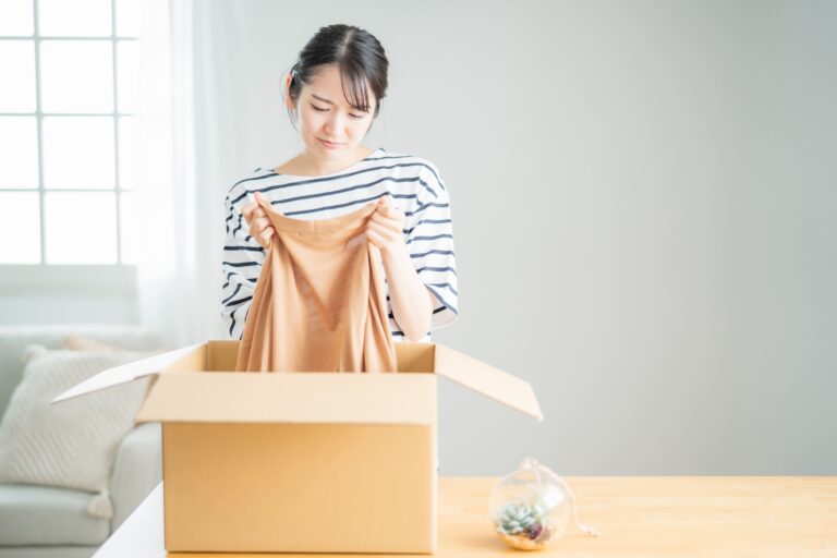 出張買取に依頼するか迷っている女性