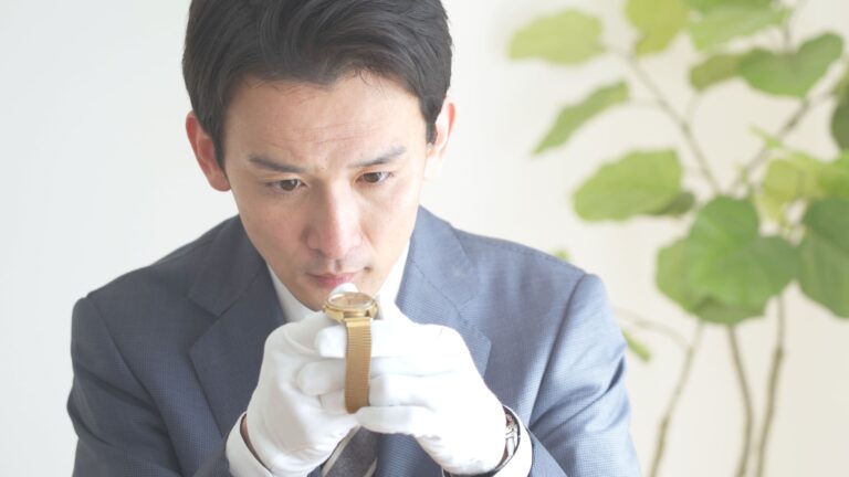 お品物を確認する鑑定士